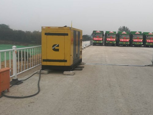 平泉电力系统的稳定性和设备兼容性如何影响发电机组的频率规格？