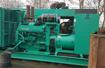 平泉发电机组如何判断水冷式机油散热器内部是否需要清洗？